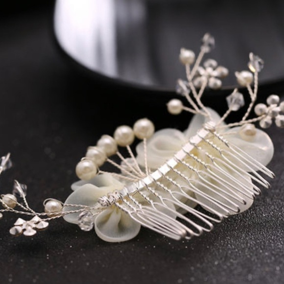 Floral Hair  Comb Accessory - Picture 3 of 3